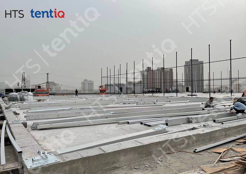 8樓樓頂再建一座裝配式籃球館篷房，充分利用空閑場地避免資源浪費