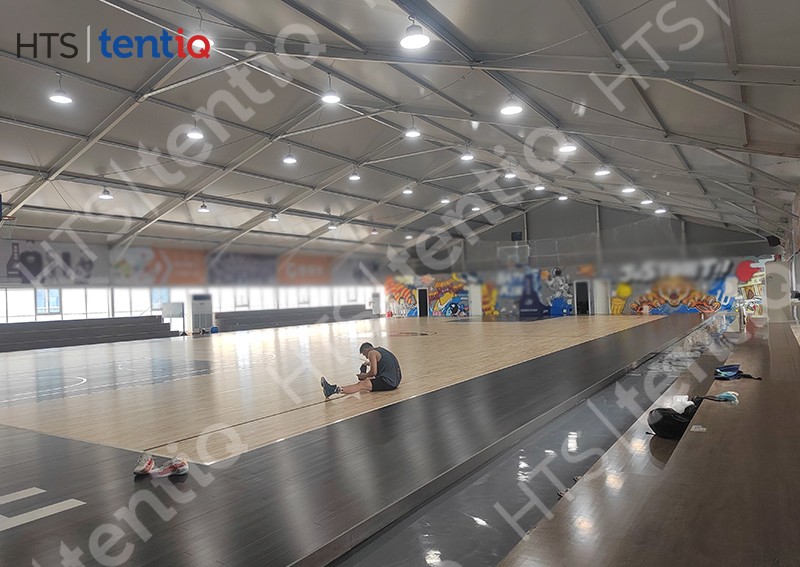 8樓樓頂再建一座裝配式籃球館篷房，充分利用空閑場地避免資源浪費