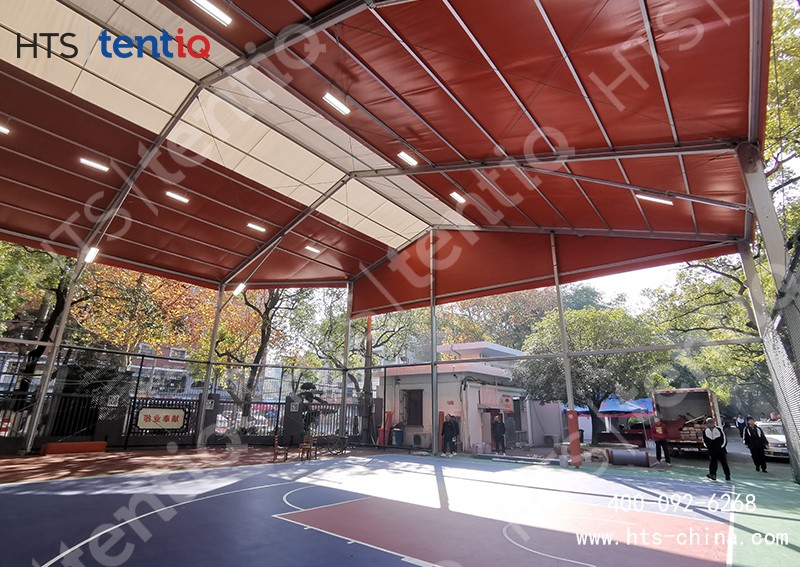 這是一座接近2500平方不規則人字形風雨籃球場篷房 這是一座接近2500平方不規則人字形風雨籃球場篷房