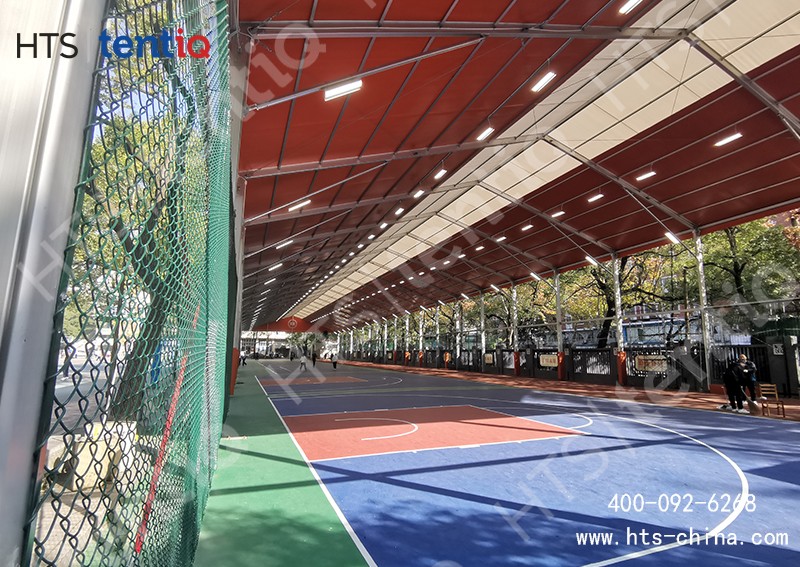 這是一座接近2500平方不規則人字形風雨籃球場篷房 這是一座接近2500平方不規則人字形風雨籃球場篷房