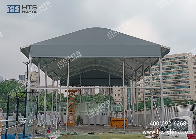 某科技大學又新建一座350平方米的網球館篷房，邊高可達9.6米